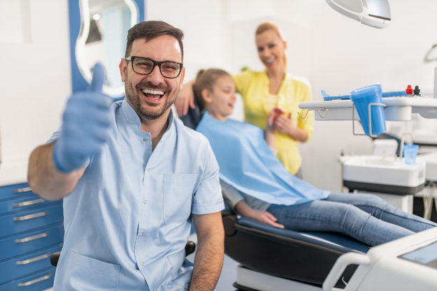 saturday dental appointments (4) dentist giving thumbs up at saturday dental appointments
